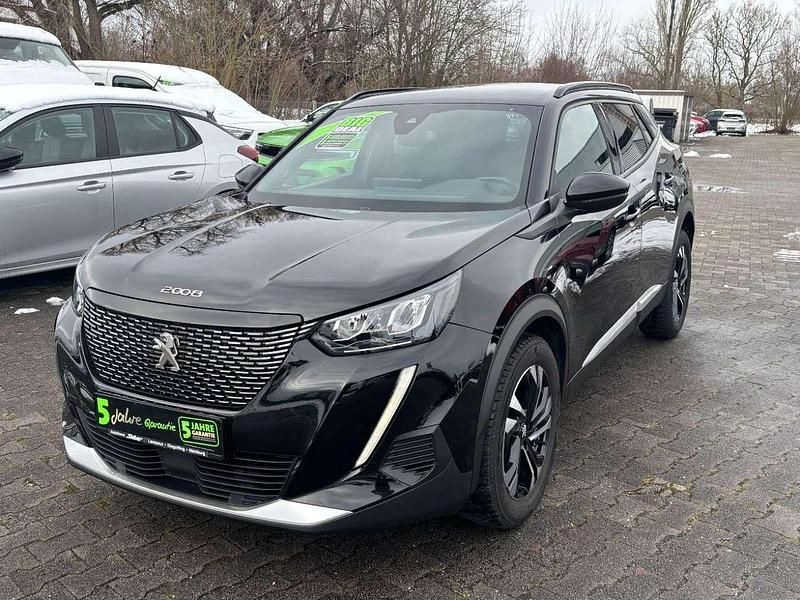 Gebraucht Peugeot 2008 Allure 131 PS (96 kW) 2023 Lackierung schwarz perla nera/ SUV