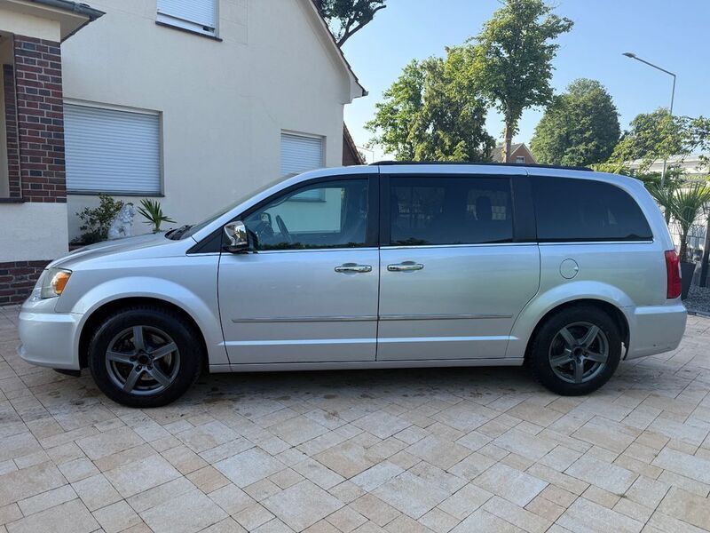 Gebraucht Lancia Voyager Gold 163 PS (119 kW) 2011 Colore esterno (bright silver) Van / Kleinbus