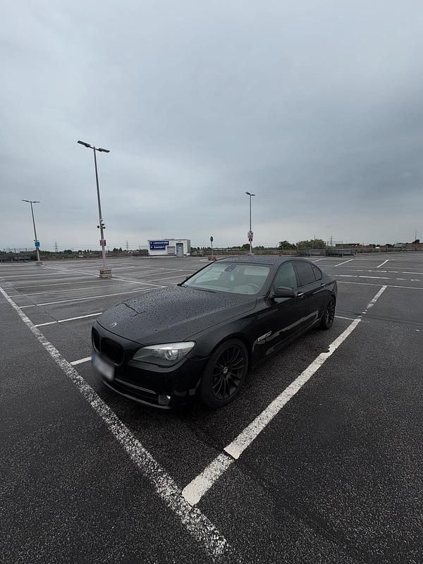 Gebraucht BMW 740 306 PS (225 kW) 2010 Schwarz Limousine