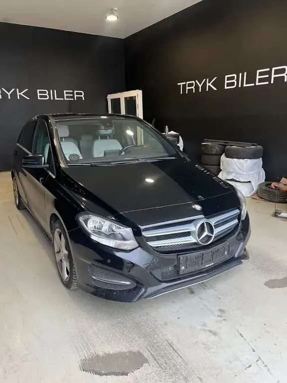 Gebraucht Mercedes B180 109 PS (80 kW) 2015 Schwarz Kleinwagen