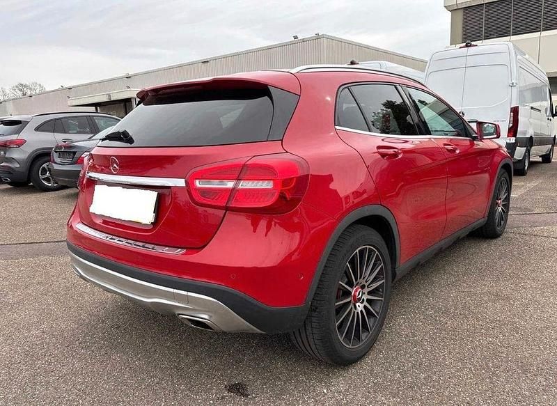 Gebraucht Mercedes GLA250 211 PS (155 kW) 2016 Rot SUV
