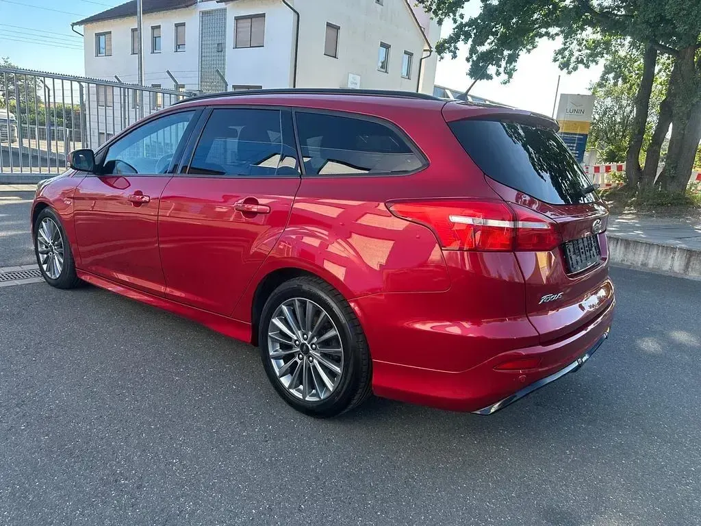 Gebraucht Ford Focus ST-Line 140 PS (102 kW) 2018 Rot Limousine