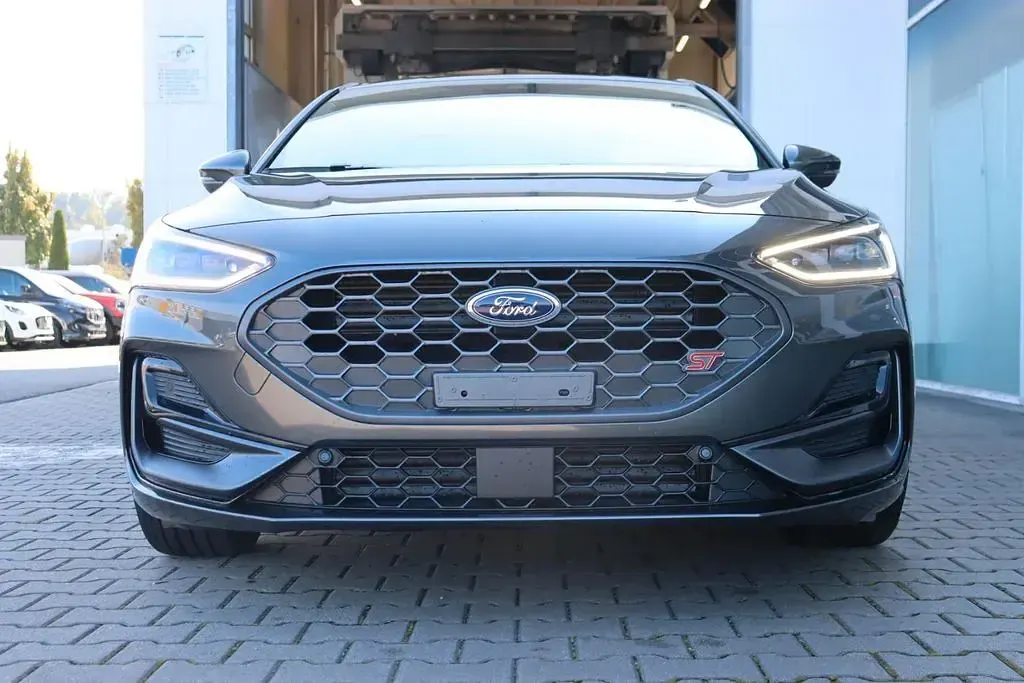 Neu Ford Focus ST 280 PS (205 kW) 2026 Magnetic metallic Limousine
