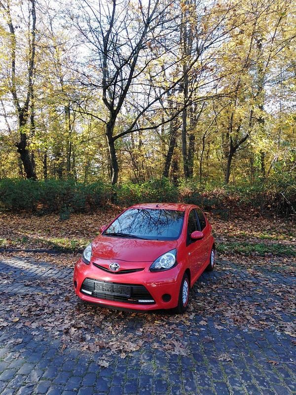 Rot Gebraucht 2013 Toyota Aygo Cool Kleinwagen | 4.199 € (Fairer Preis) - Bild 1/4