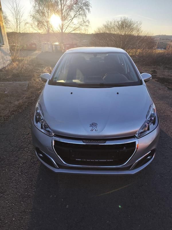 Gebraucht Peugeot 208 Style 82 PS (60 kW) 2017 Silber Kleinwagen