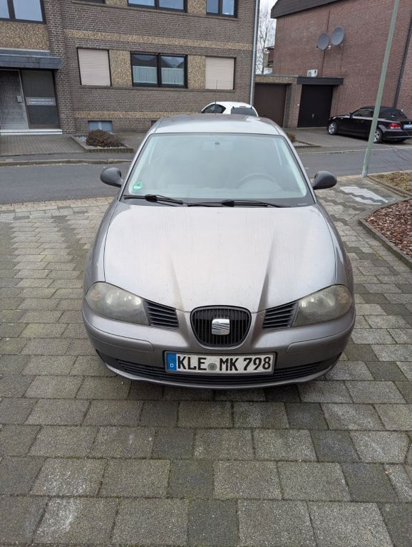 Grau Gebraucht 2004 Seat Ibiza Reference Limousine | 1.000 € (Guter Preis) - Bild 1/4