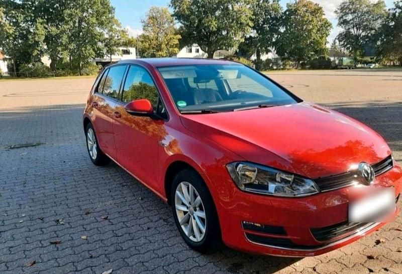 Gebraucht VW Golf VII LOUNGE 86 PS (63 kW) 2016 Rot Limousine