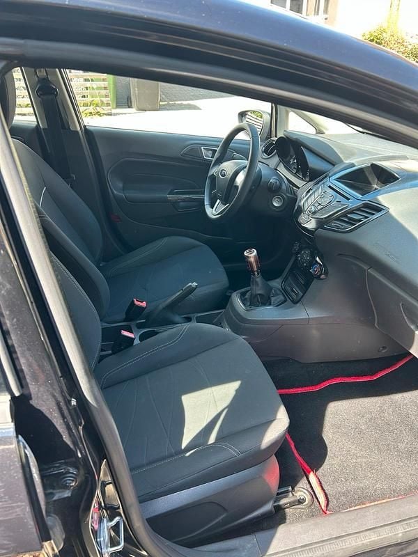 Second-hand Ford Fiesta 86 CP (63 kW) 2015 Negru Hatchback