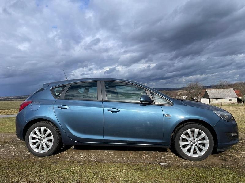 Usata Opel Astra Active 140 CV (102 kW) 2013 Blu Berlina