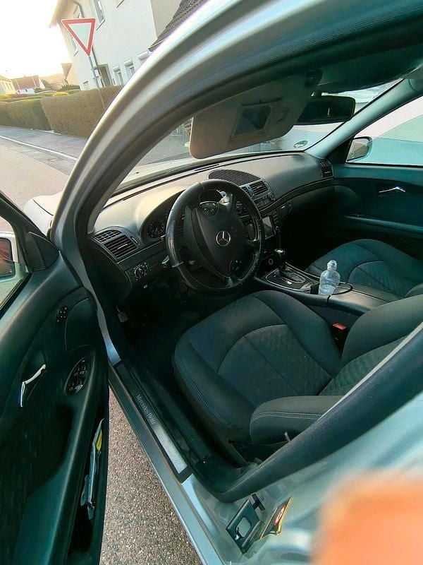 Second-hand Mercedes E220 177 CP (130 kW) 2006 Maro Hatchback