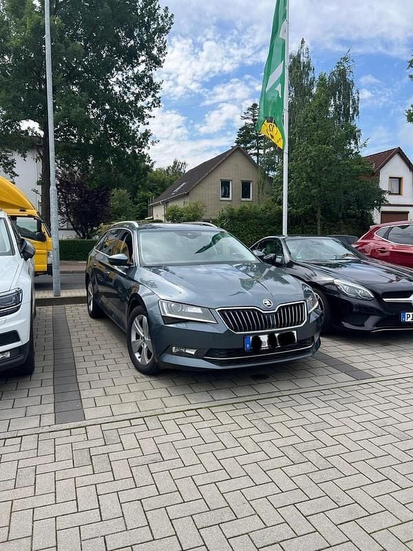 Grau Gebraucht 2018 Skoda Superb Style Kombi | 17.000 € (Fairer Preis) - Bild 1/4