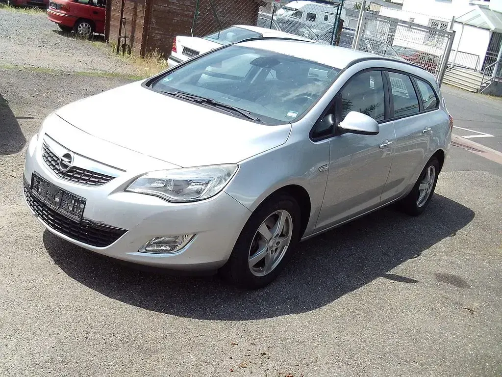 Gebraucht Opel Astra Edition 110 PS (80 kW) 2011 Silber Kombi