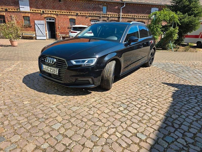 Schwarz Gebraucht 2020 Audi A3 Design Limousine | 16.500 € (Superpreis) - Bild 1/4