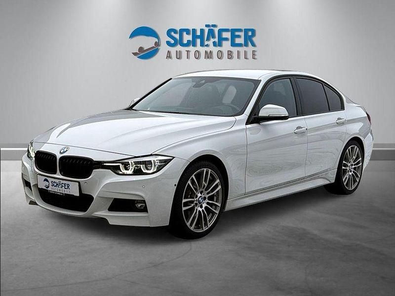 Alpinweiss Gebraucht 2018 BMW 320 M Sport Limousine | 23.450 € (Fairer Preis) - Bild 1/4