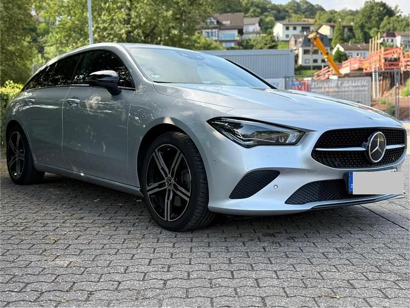 Silber Gebraucht 2021 Mercedes CLA220 Shooting Brake Kombi | 25.900 € (Guter Preis) - Bild 1/4