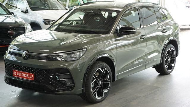 Cipressinogrün metallic Neu 2024 VW Tiguan R-line SUV | 51.991 € (Fairer Preis) - Bild 1/4