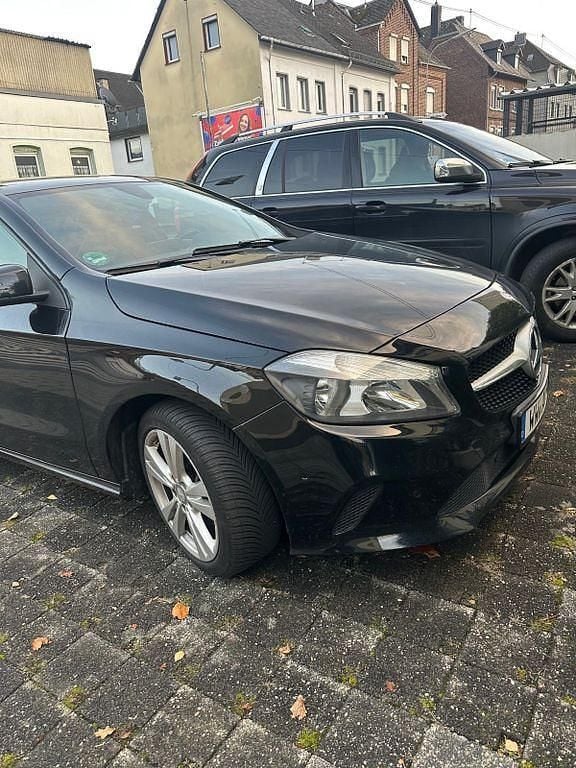Schwarz Gebraucht 2015 Mercedes A200 Urban Limousine | 13.700 € (Fairer Preis) - Bild 1/4