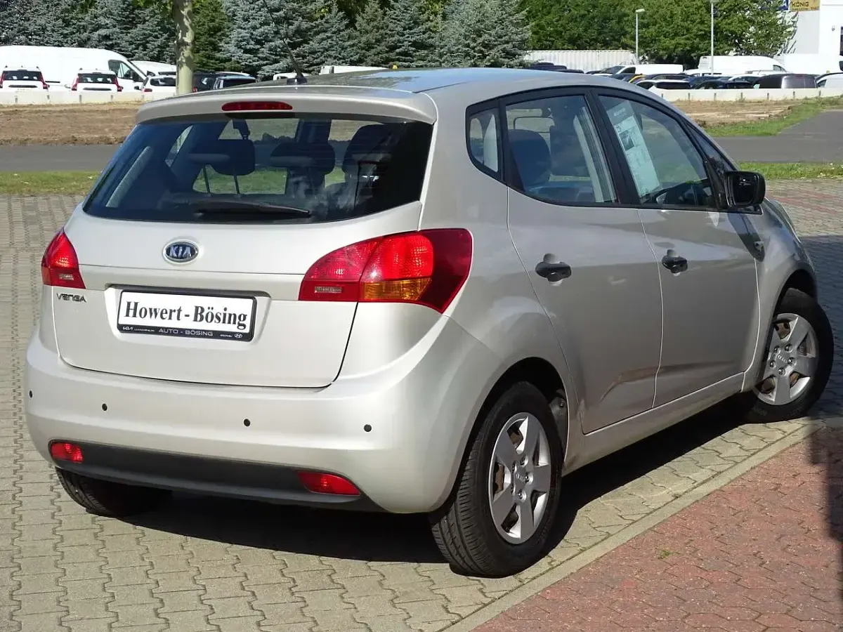 Gebraucht Kia Venga 90 PS (66 kW) 2010 Champagnersilber met. Kleinwagen