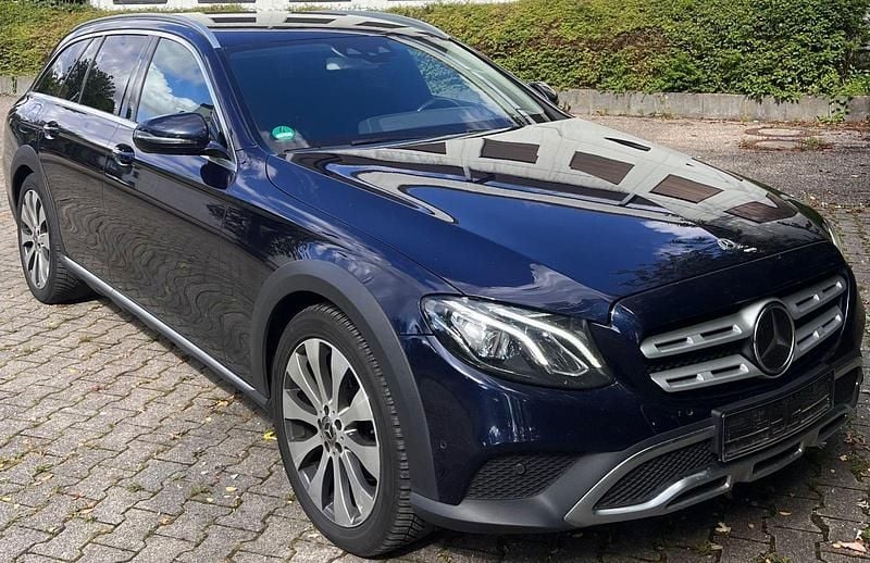 Blau Gebraucht 2018 Mercedes E220 Kombi | 16.499 € (Guter Preis) - Bild 1/4