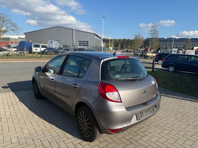 Gebraucht Renault Clio III Dynamique 75 PS (55 kW) 2010 Grau Limousine