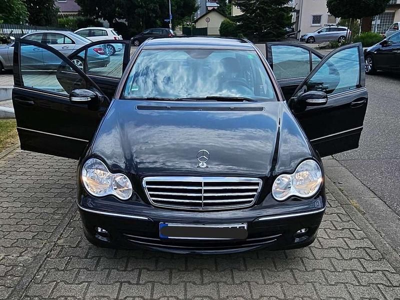 Schwarz Gebraucht 2006 Mercedes C230 Classic Limousine | 6.200 € (Etwas zu teuer) - Bild 1/4