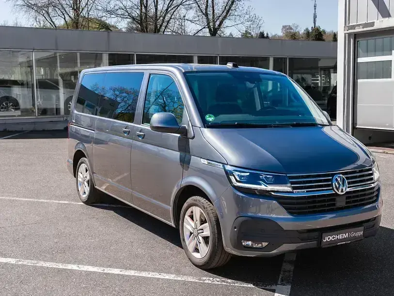 Gebraucht VW Multivan 204 PS (150 kW) 2023 Grau Van / Kleinbus