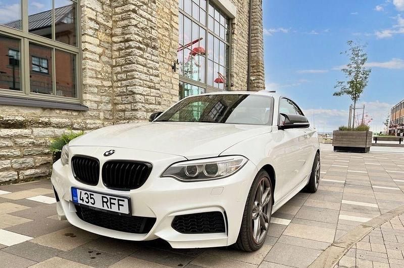 Weiß Gebraucht 2015 BMW M235 Performance Coupé | 16.890 € (Superpreis) - Bild 1/4