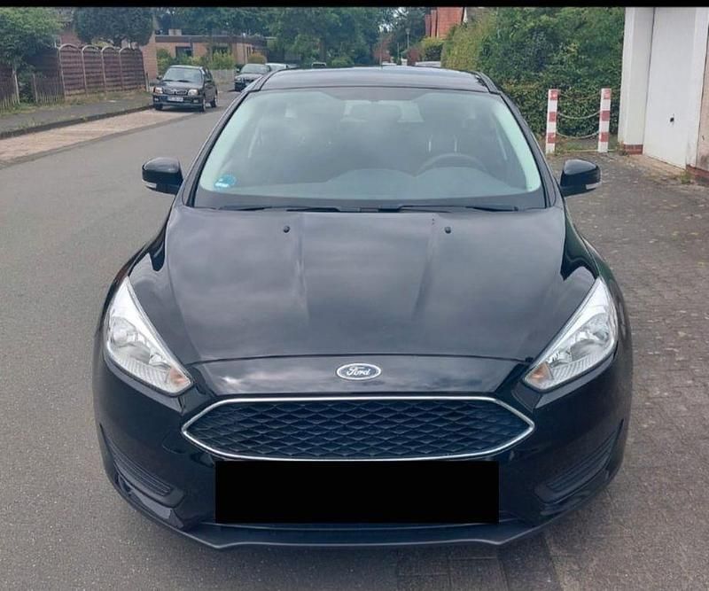 Schwarz Gebraucht 2017 Ford Focus Limousine | 4.800 € (Superpreis) - Bild 1/4
