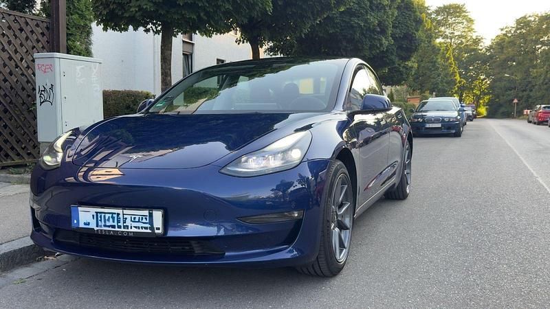 Blau Gebraucht 2023 Tesla Model 3 Long Range RWD Limousine | 32.500 € (Etwas zu teuer) - Bild 1/4