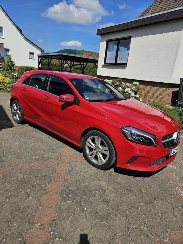 Rot Gebraucht 2017 Mercedes 180 Urban Limousine | 14.500 € - Bild 1/4