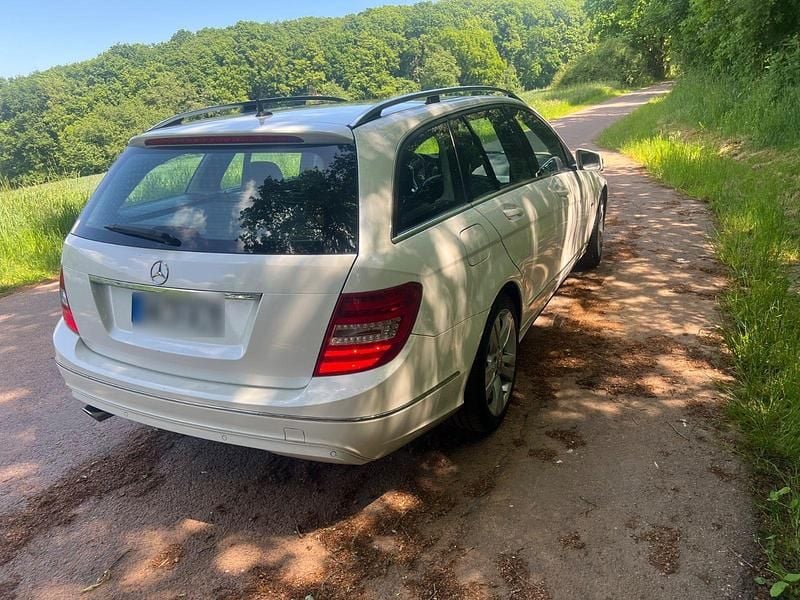 Gebraucht Mercedes C220 Avantgarde 170 PS (125 kW) 2011 Weiß Kombi