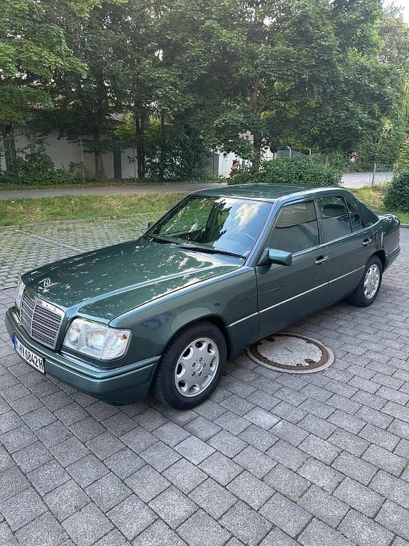 Gebraucht Mercedes E220 150 PS (110 kW) 1994 Grün Limousine
