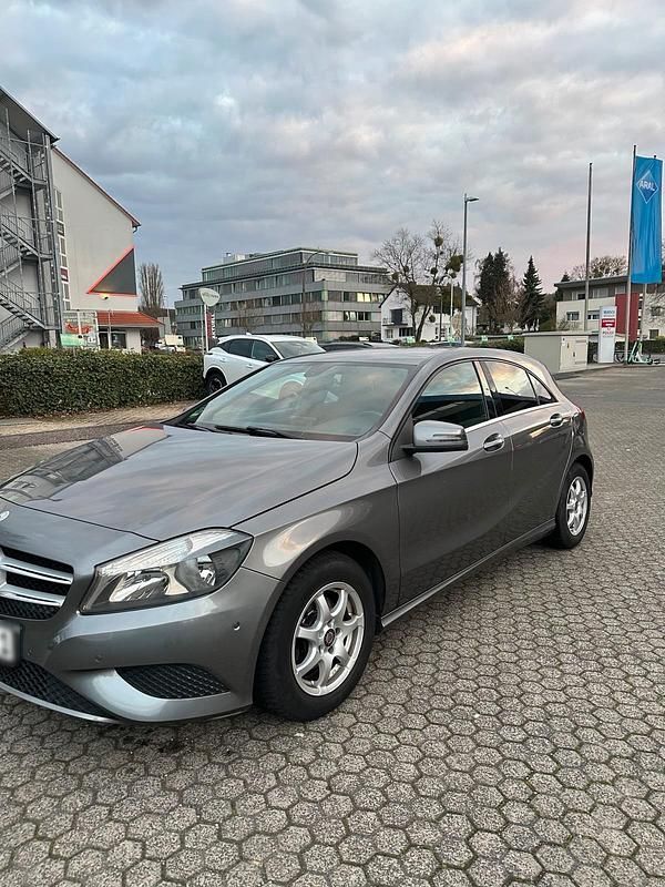Gebraucht Mercedes 180 80 PS (58 kW) 2014 Grau Limousine