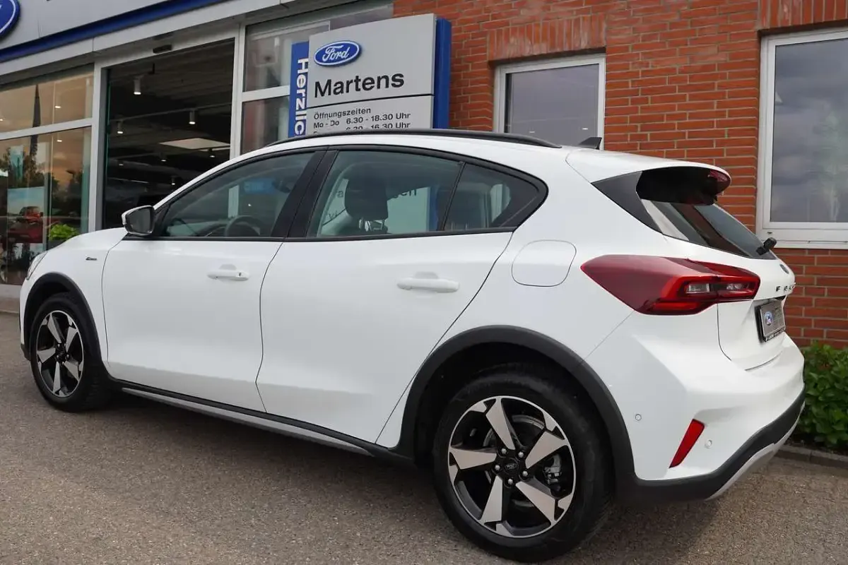 Gebraucht Ford Focus Active 125 PS (91 kW) 2024 Frostweiß Kleinwagen
