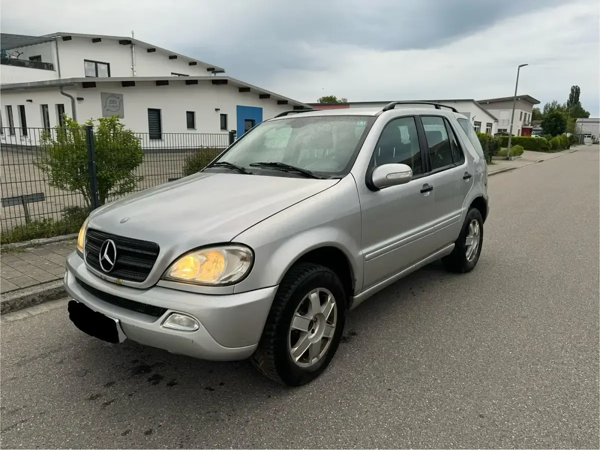 Gebraucht Mercedes ML270 163 PS (119 kW) 2001 Silber SUV