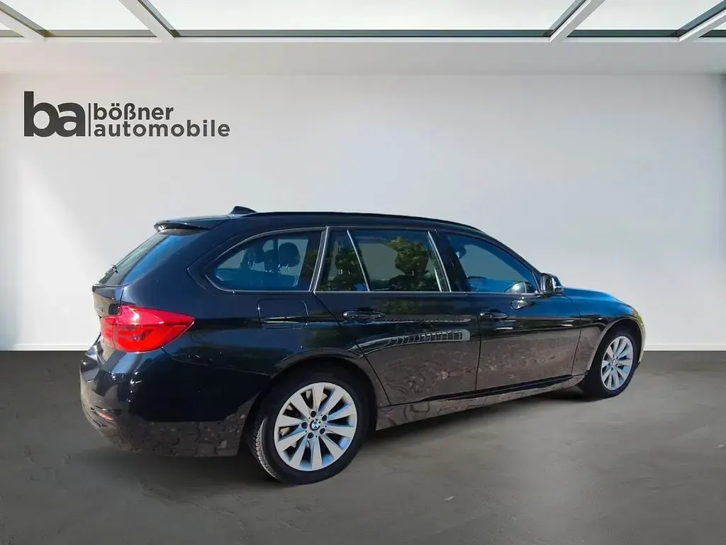 Gebraucht BMW 330 Sport Line 258 PS (189 kW) 2019 Saphirschwarz Kombi