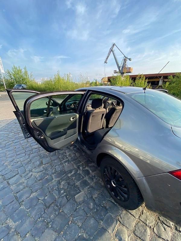 Grau Gebraucht 2004 Renault Mégane II Limousine | 1.950 € (Fairer Preis) - Bild 1/4