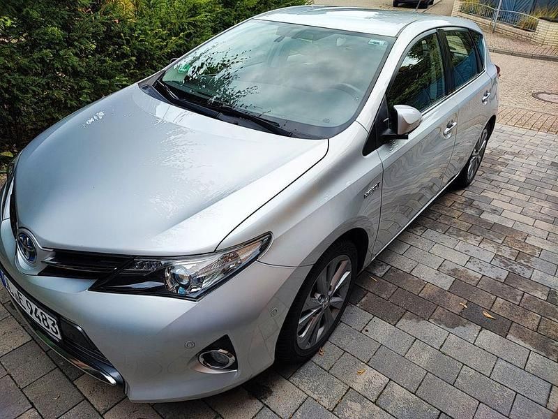 Silber Gebraucht 2013 Toyota Auris Hybrid Edition Limousine | 8.700 € (Guter Preis) - Bild 1/4