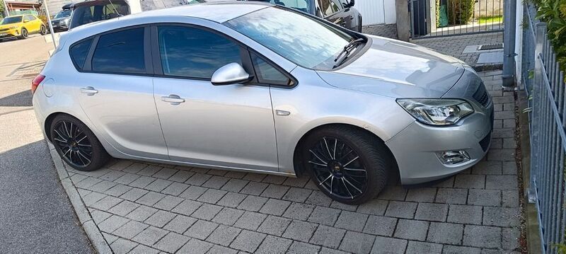 Silber Gebraucht 2011 Opel Astra Design Edition Limousine | 3.000 € (Superpreis) - Bild 1/4