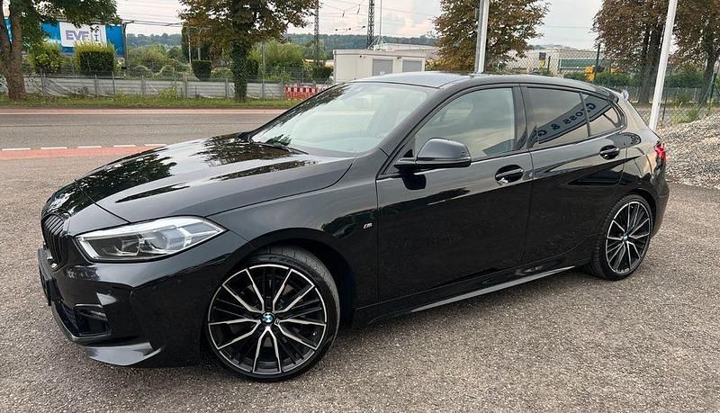 Schwarz Gebraucht 2021 BMW 120 M Sport Kleinwagen | 21.950 € (Etwas zu teuer) - Bild 1/4