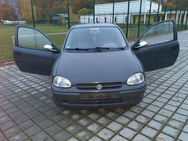 Grau Gebraucht 1996 Opel Corsa Kleinwagen | 500 € - Bild 1/4