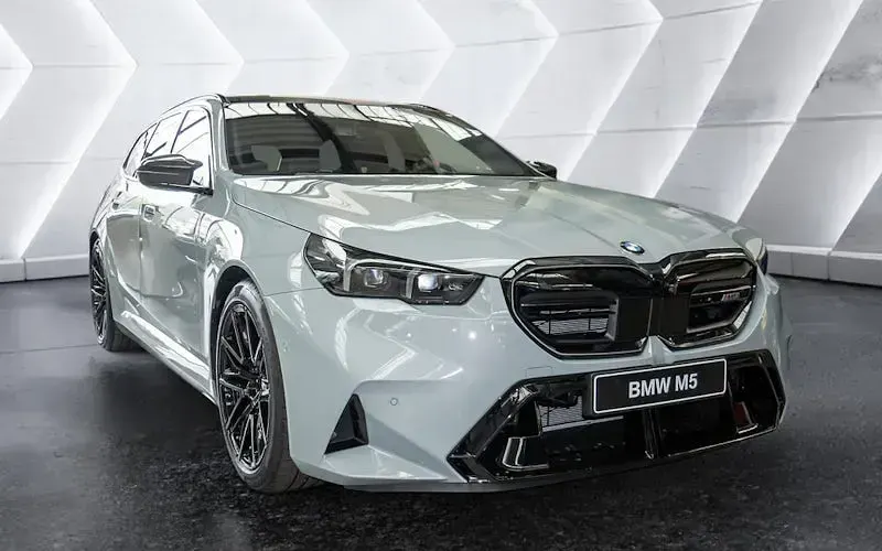 Neu BMW M5 727 PS (534 kW) 2026 Grau Kombi
