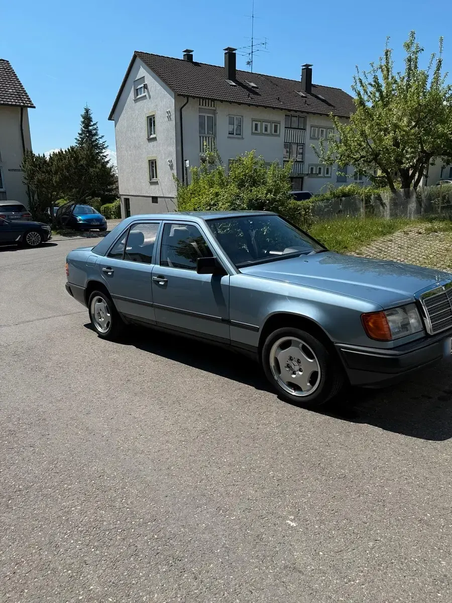 Używany Mercedes E230 132 KM (97 kW) 1987 Niebieski Sedan/Limuzyna