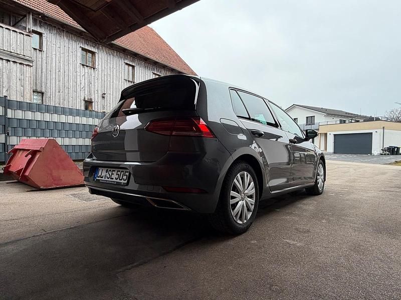 Gebraucht VW Golf VII 131 PS (96 kW) 2019 Grau Limousine