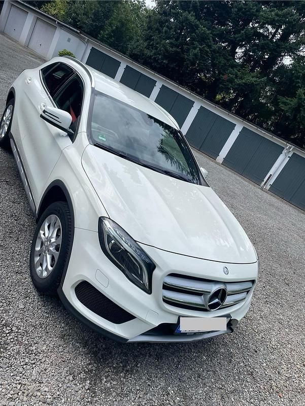 Weiß Gebraucht 2015 Mercedes GLA200 AMG line SUV | 19.500 € (Fairer Preis) - Bild 1/4