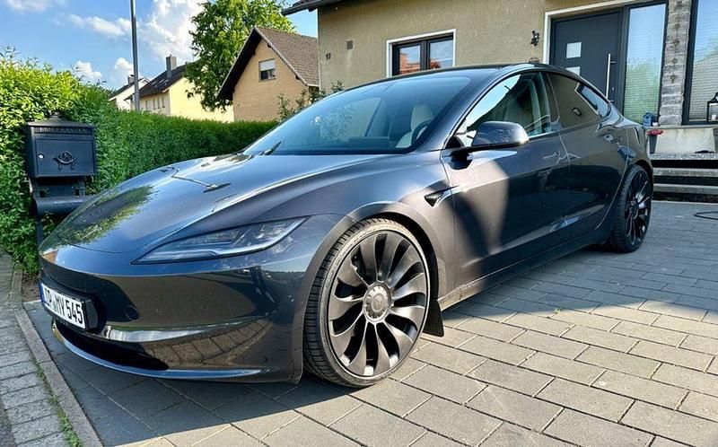 Grau Gebraucht 2023 Tesla Model 3 Limousine | 42.990 € - Bild 1/3