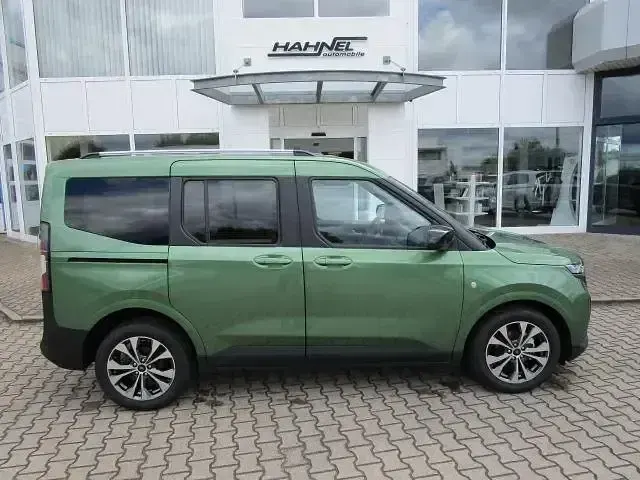 Neu Ford Tourneo Courier Titanium 125 PS (91 kW) 2025 Grün Van / Kleinbus
