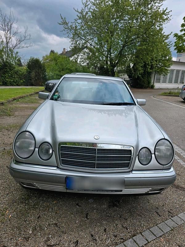 Silber Gebraucht 1997 Mercedes E230 Elegance Limousine | 2.900 € - Bild 1/4