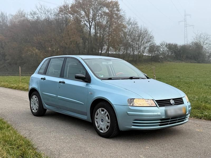 Blau Gebraucht 2004 Fiat Stilo Limousine | 950 € - Bild 1/4