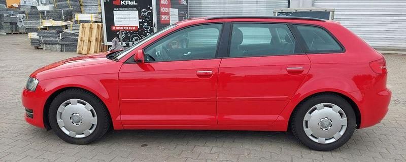 Gebraucht Audi A3 Attraction 105 PS (77 kW) 2011 Rot Limousine